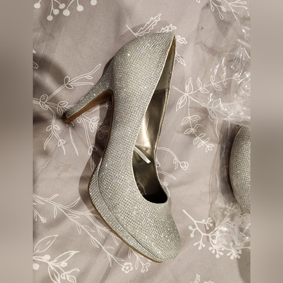 Beautiful Worthington silver sparkly heel - Picture 7 of 11
